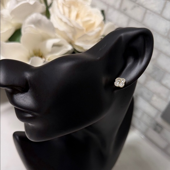 Jewelry - Elegant Gold Stud Earrings